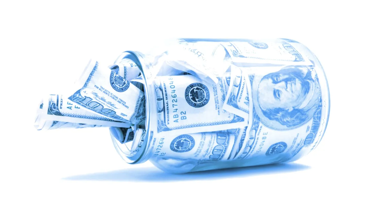 Jarra llena de dinero. Imagen: Shutterstock