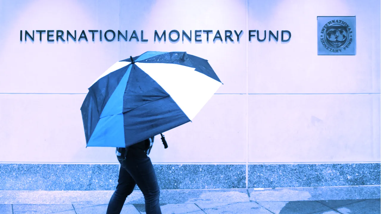 hombre con paraguas frente al edificio del FMI