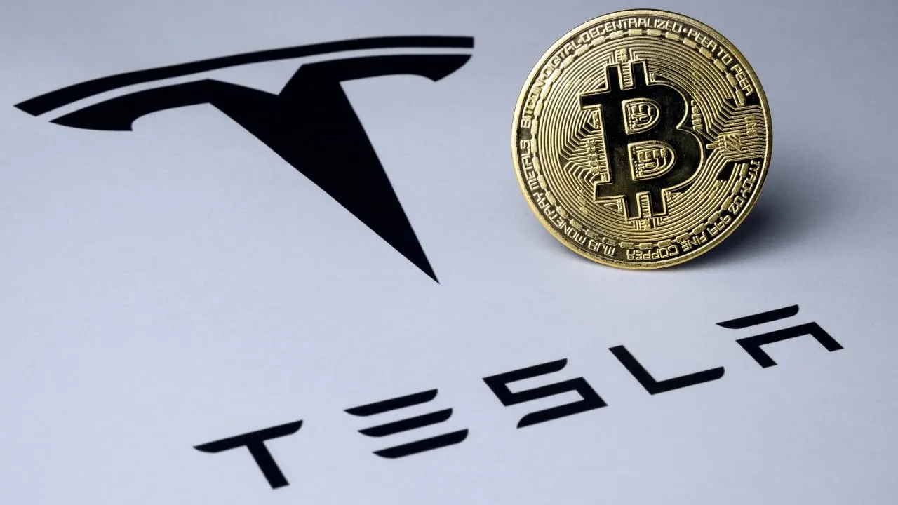 Tesla, de Elon Musk, tiene miles de millones en Bitcoin. Imagen: Shutterstock