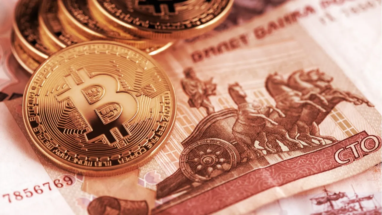 Rublos y Bitcoin. Imagen: Shutterstock