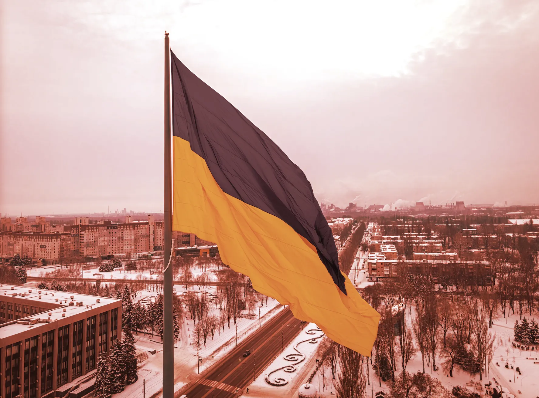 Vista aérea de la bandera de Ucrania en invierno. (Shutterstock)