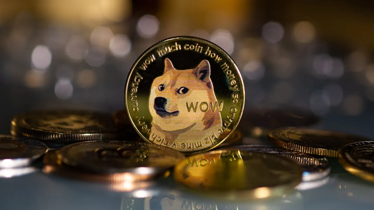 Dogecoin é a principal “moeda meme” em valor de mercado. Imagem: Shutterstock.