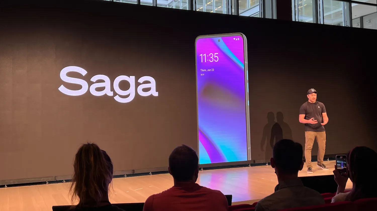 El cofundador de Solana, Anatoly Yakovenko, presenta el smartphone Saga en Nueva York. Imagen: Decrypt