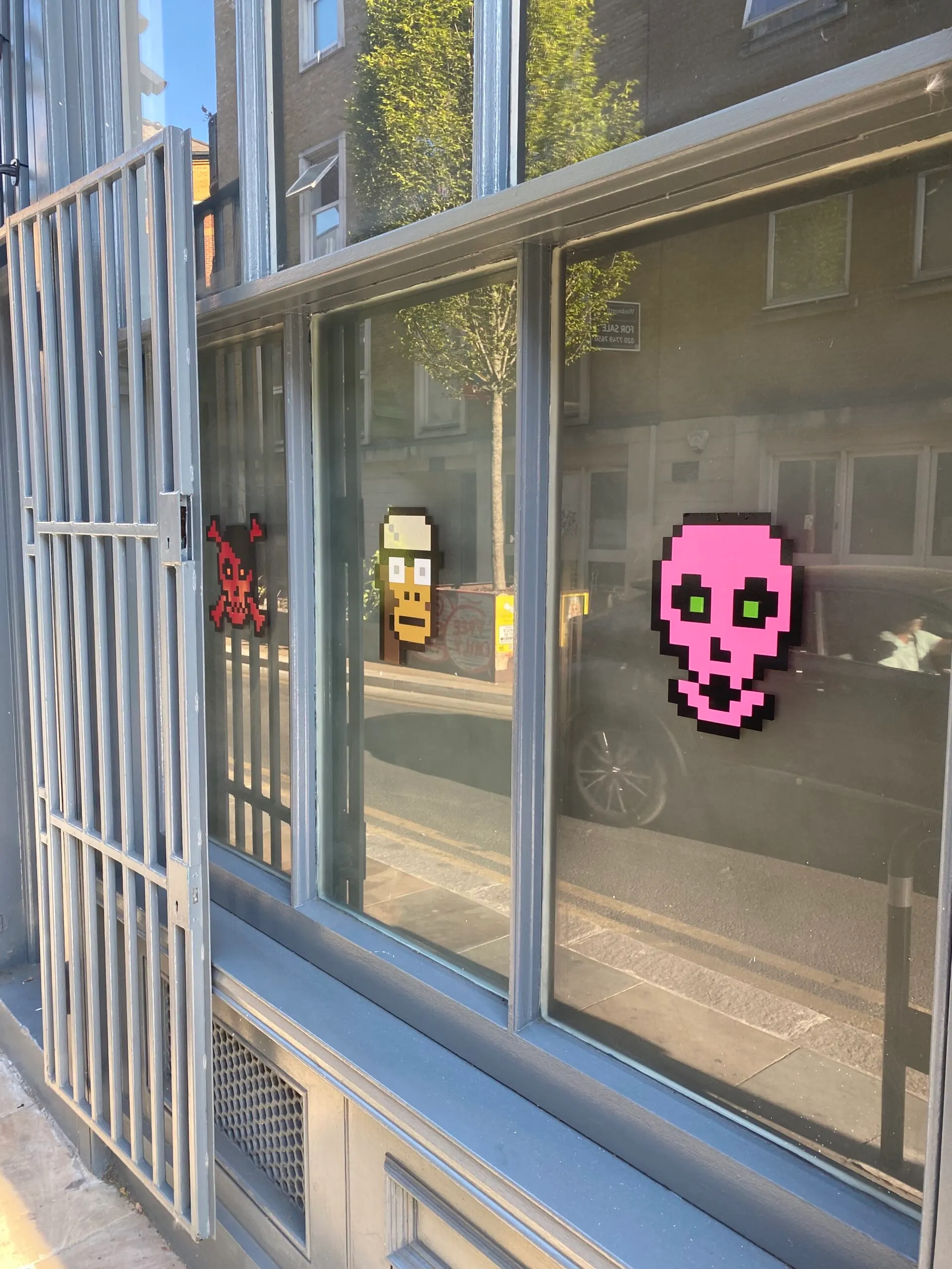 Exterior de la Galería Psyborg de Shoreditch, en Londres, Inglaterra, que expone una serie de NFT de CryptoPunk y Cryptoskull y ofrece visitas sólo con cita previa. Imagen: Kate Irwin 