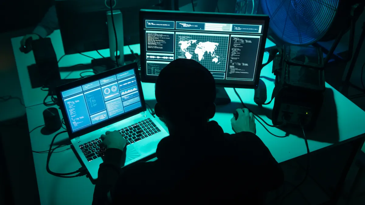 Un hacker en la sombra trabajando. Imagen: Shutterstock