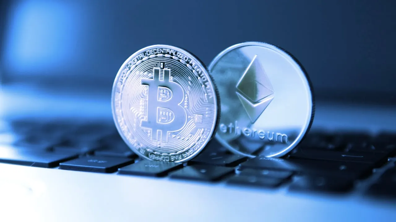 Bitcoin y Ethereum. Imagen: Shutterstock