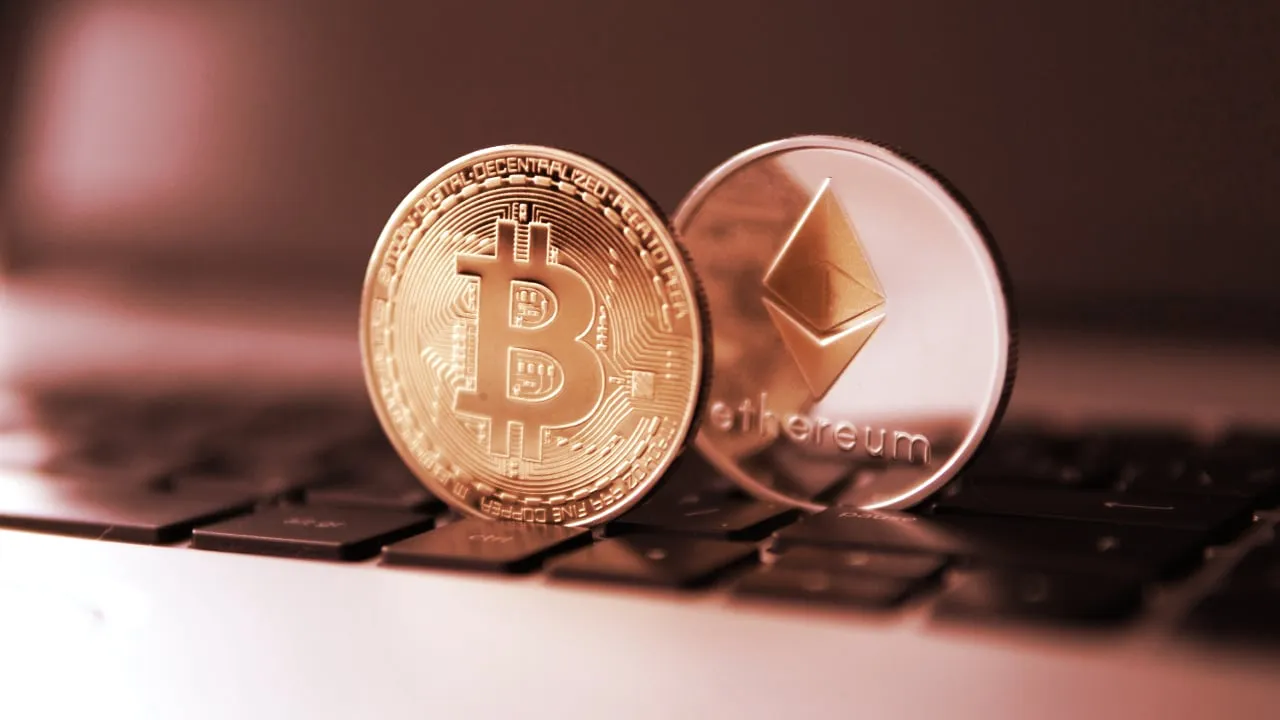 Bitcoin y Ethereum. Imagen: Shutterstock