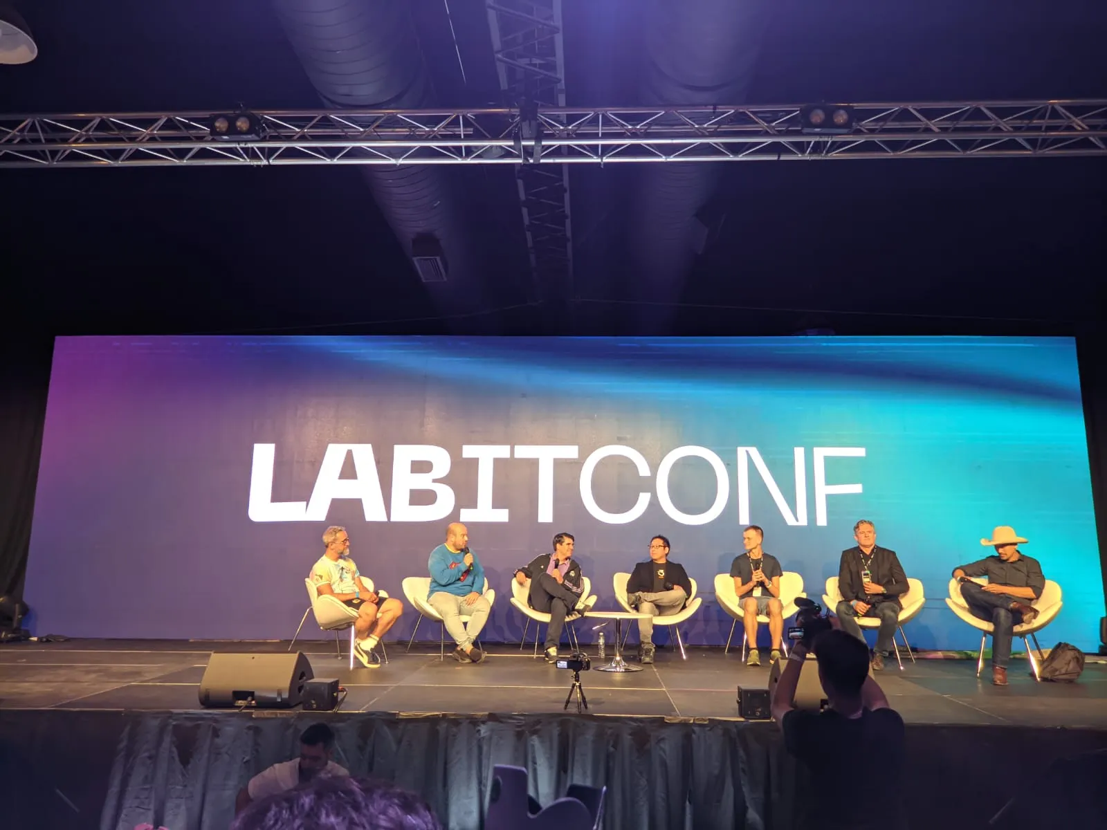 Vitalik Buterin, Samson Mow y Jimmy Song debaten sobre el concepto de shitcoin y centralización. Imagen: Decrypt