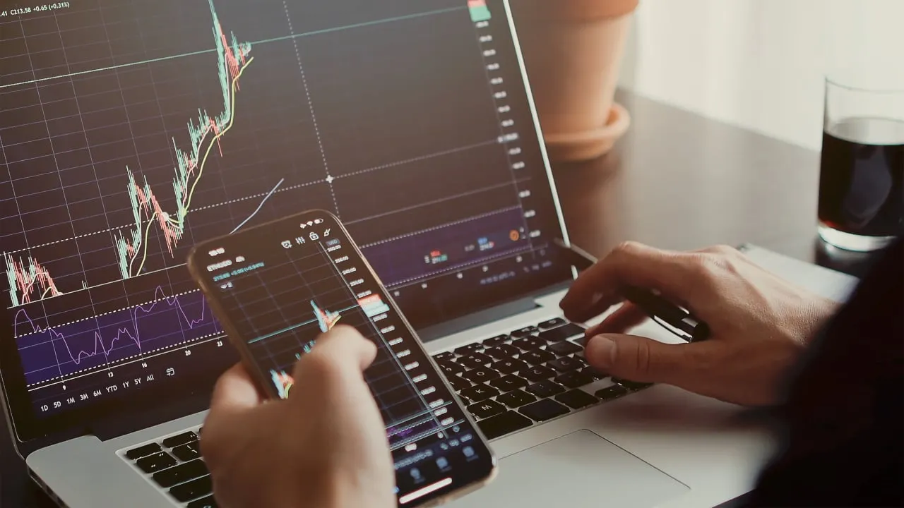 A crypto trader at work. Image: Shutterstock