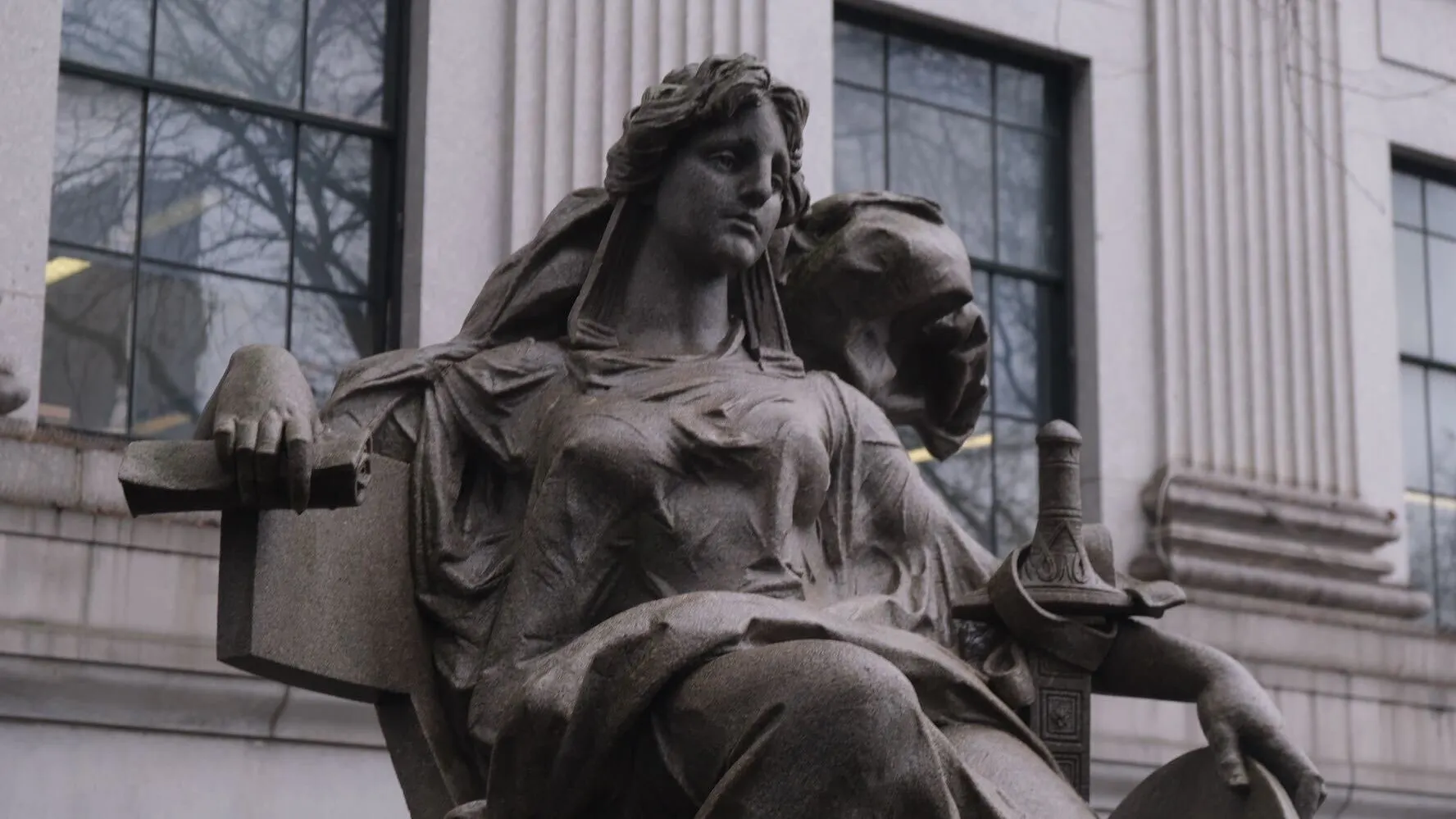 A statue outside a Manhattan courthouse. Photo: André Beganski/Decrypt