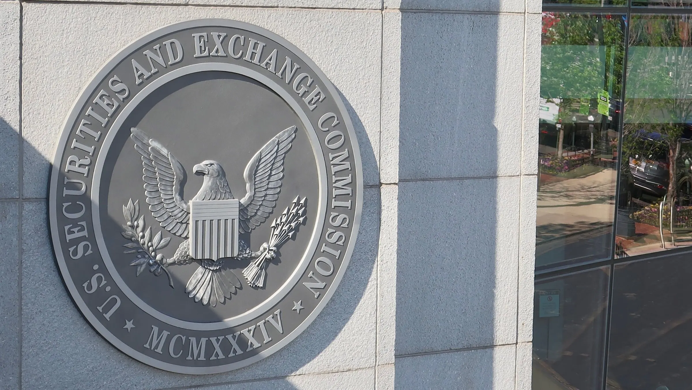 Coinbase Urges SEC to 'Abandon' Its 'Irrational' DeFi Exchange Rule