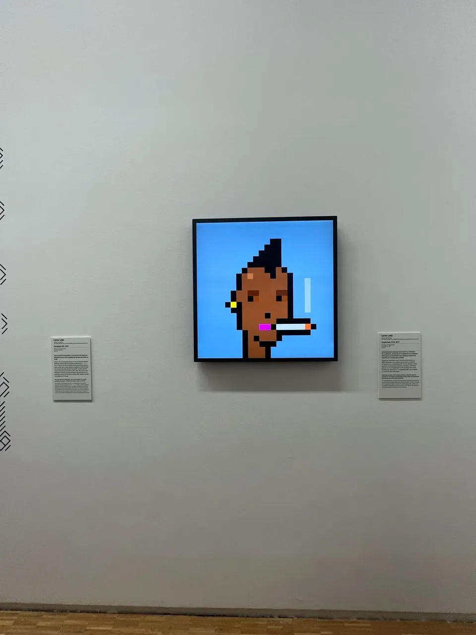 Une pièce d'art numérique accrochée sur un mur blanc.