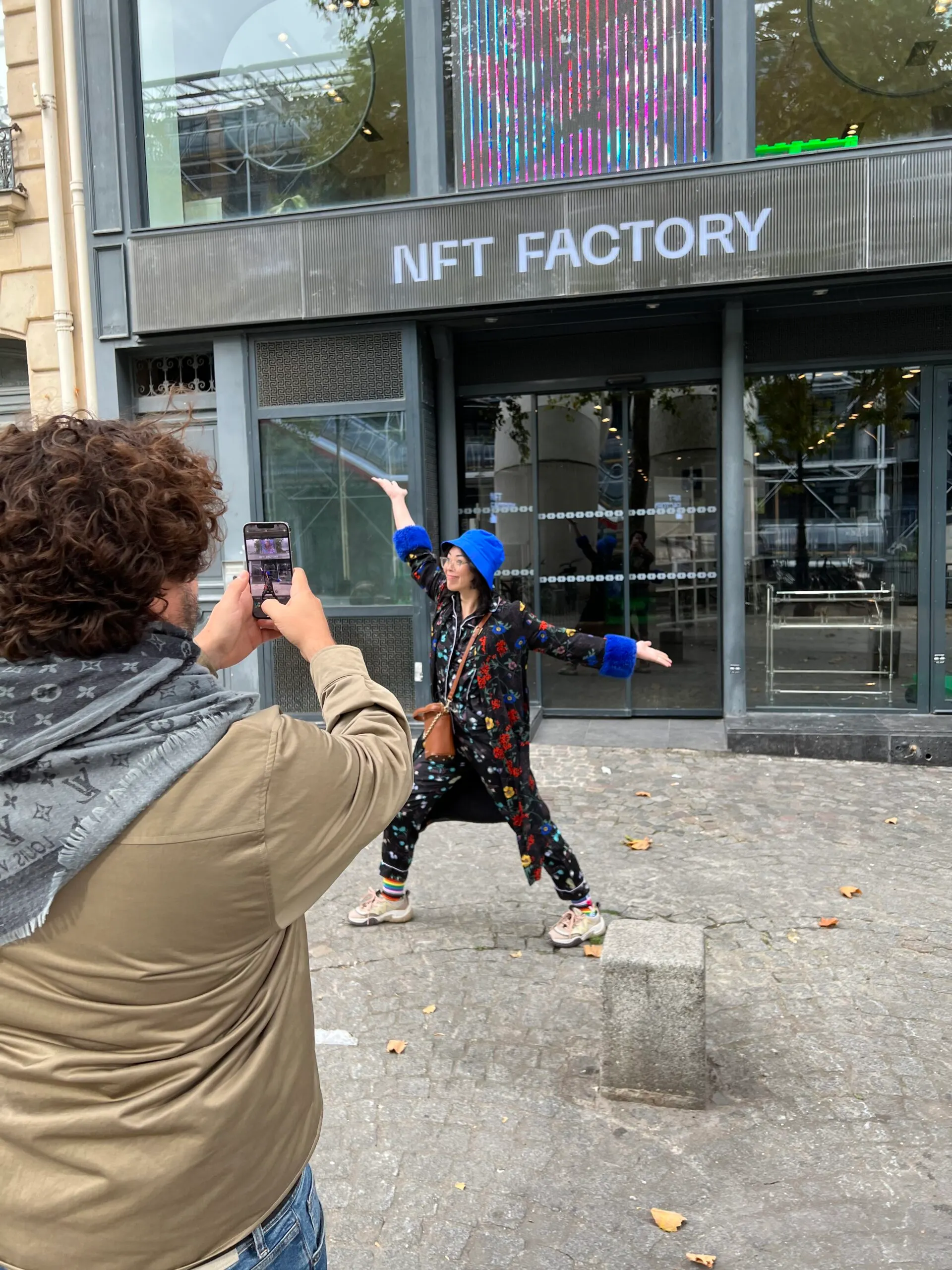 Shavonne Wong frente a un edificio.