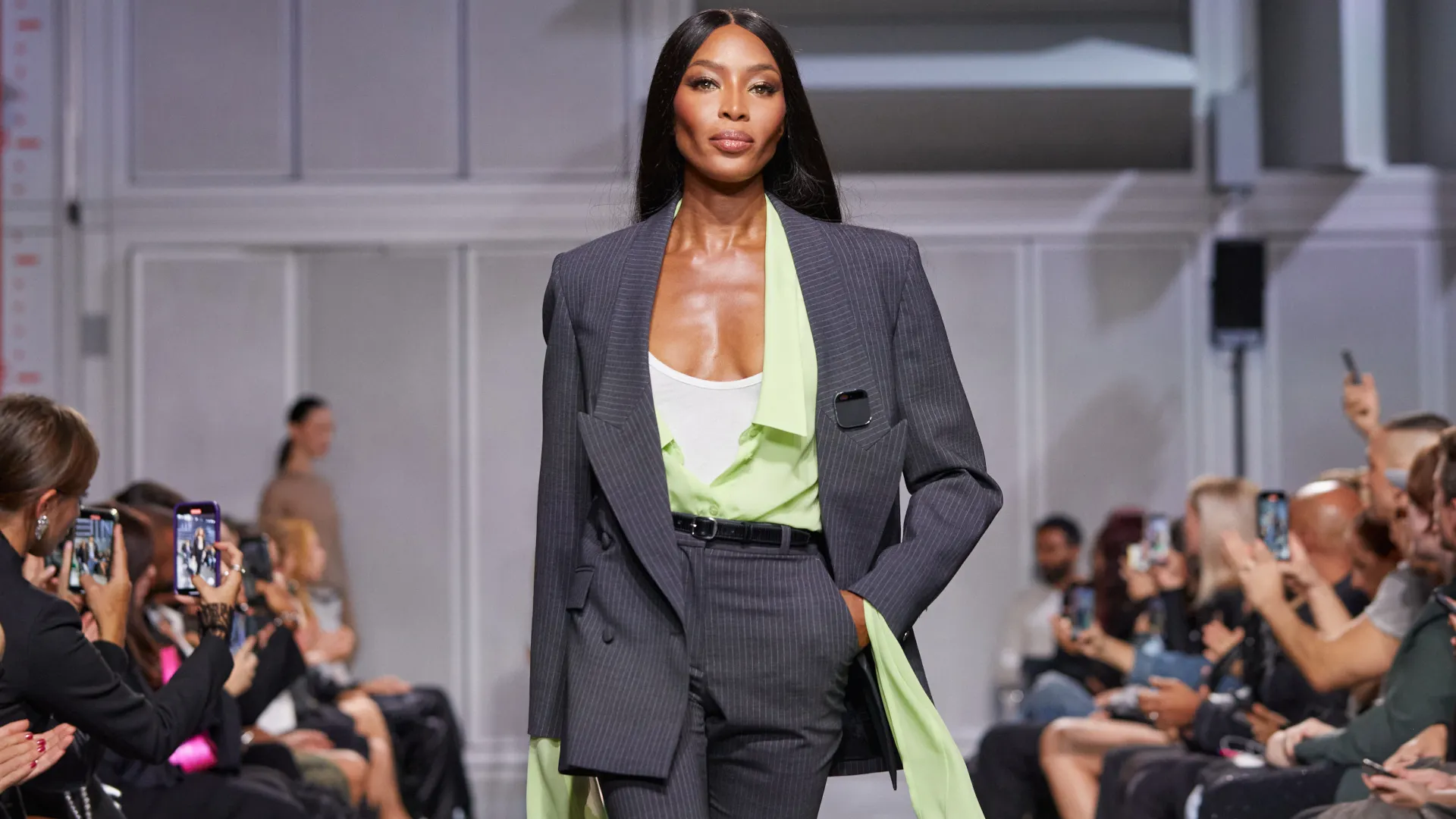 Naomi Campbell Debuts Humane AI Pin at Coperni's Paris Fashion Week Show -  Decrypt