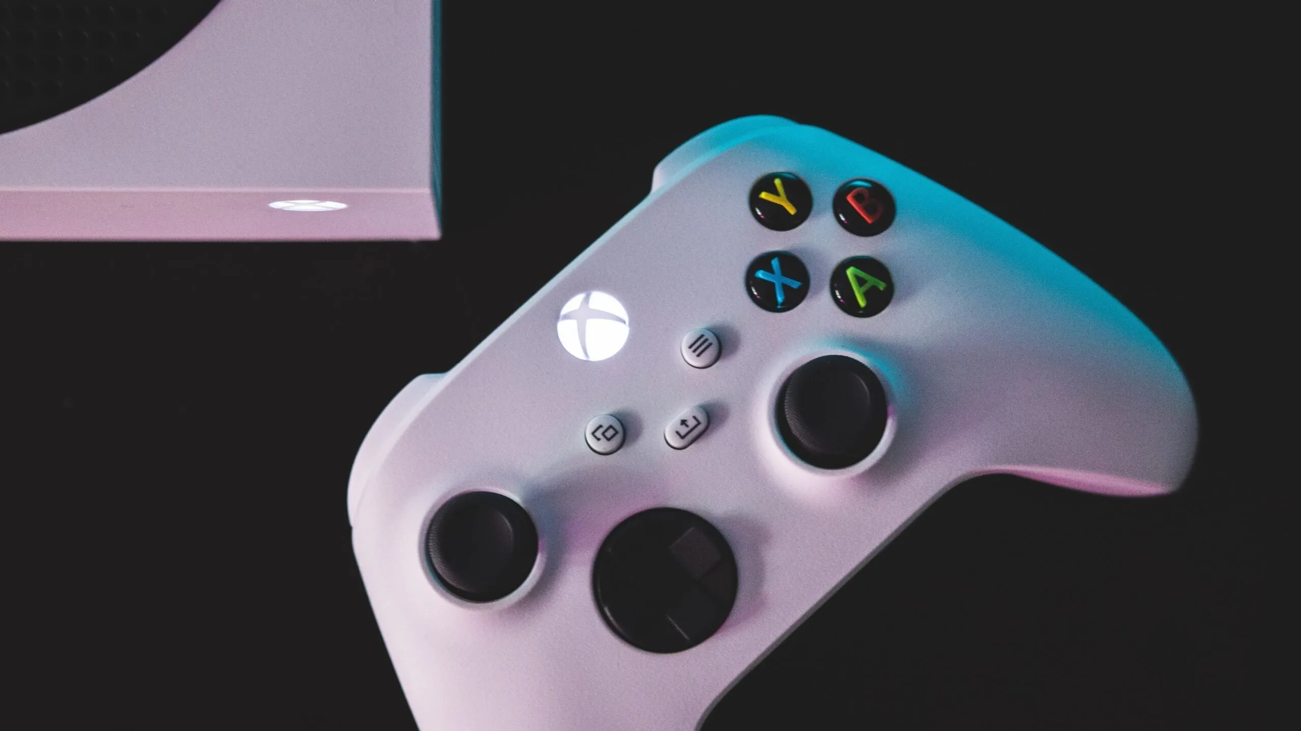 The Xbox Series S with controller. Image: Kamil S. on Unsplash.