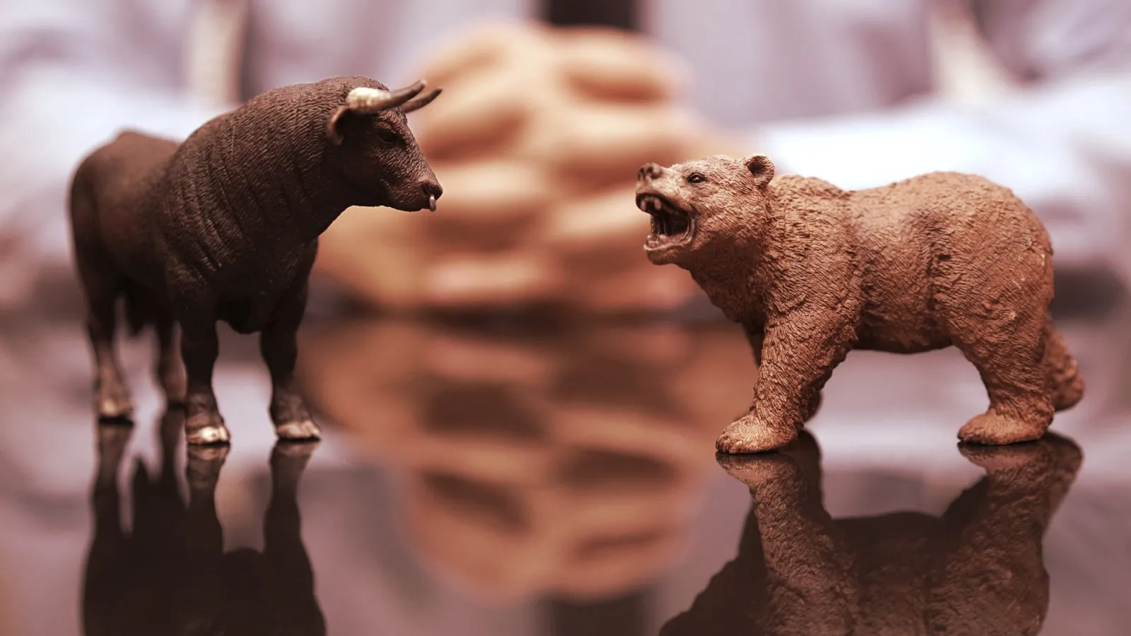 Bitcoin bulls and hears. Image: Shutterstock