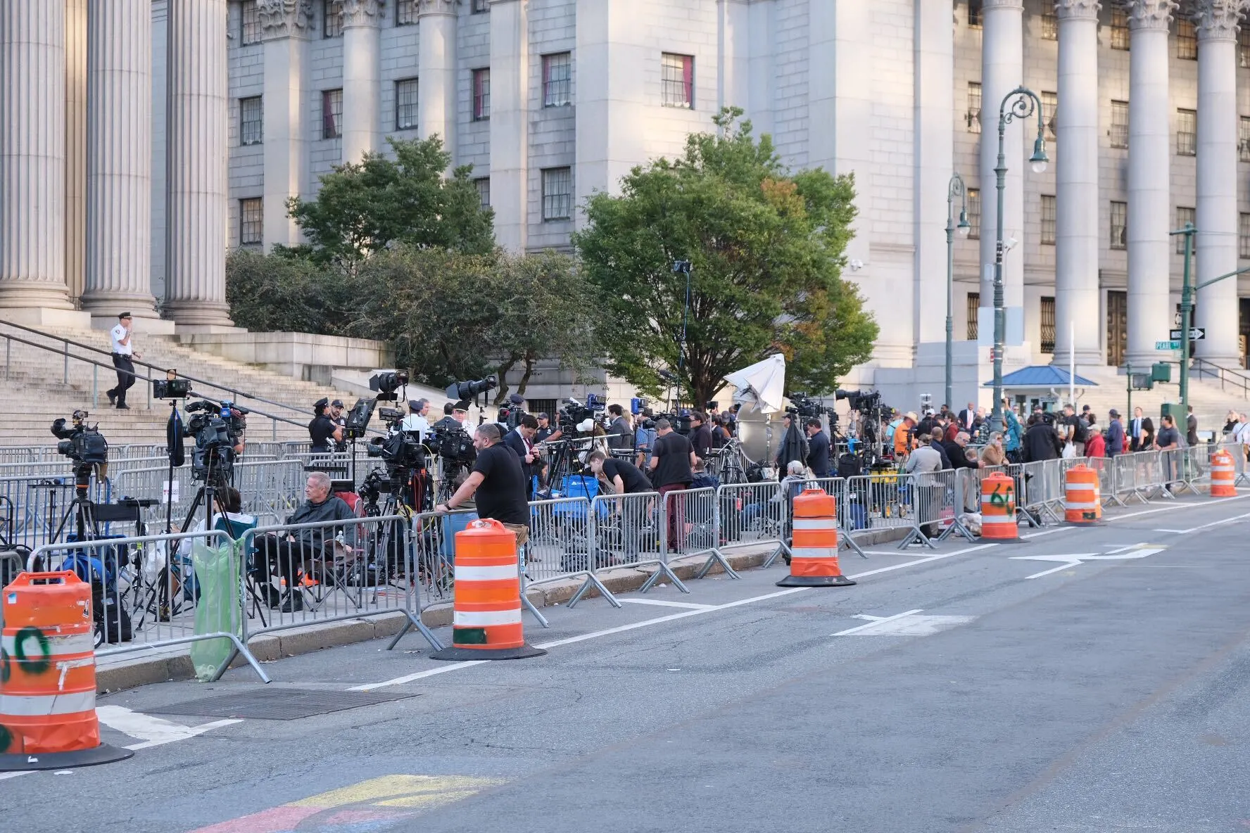 Una vista desde fuera del juzgado donde se llevará a cabo el juicio de Sam Bankman-Fried