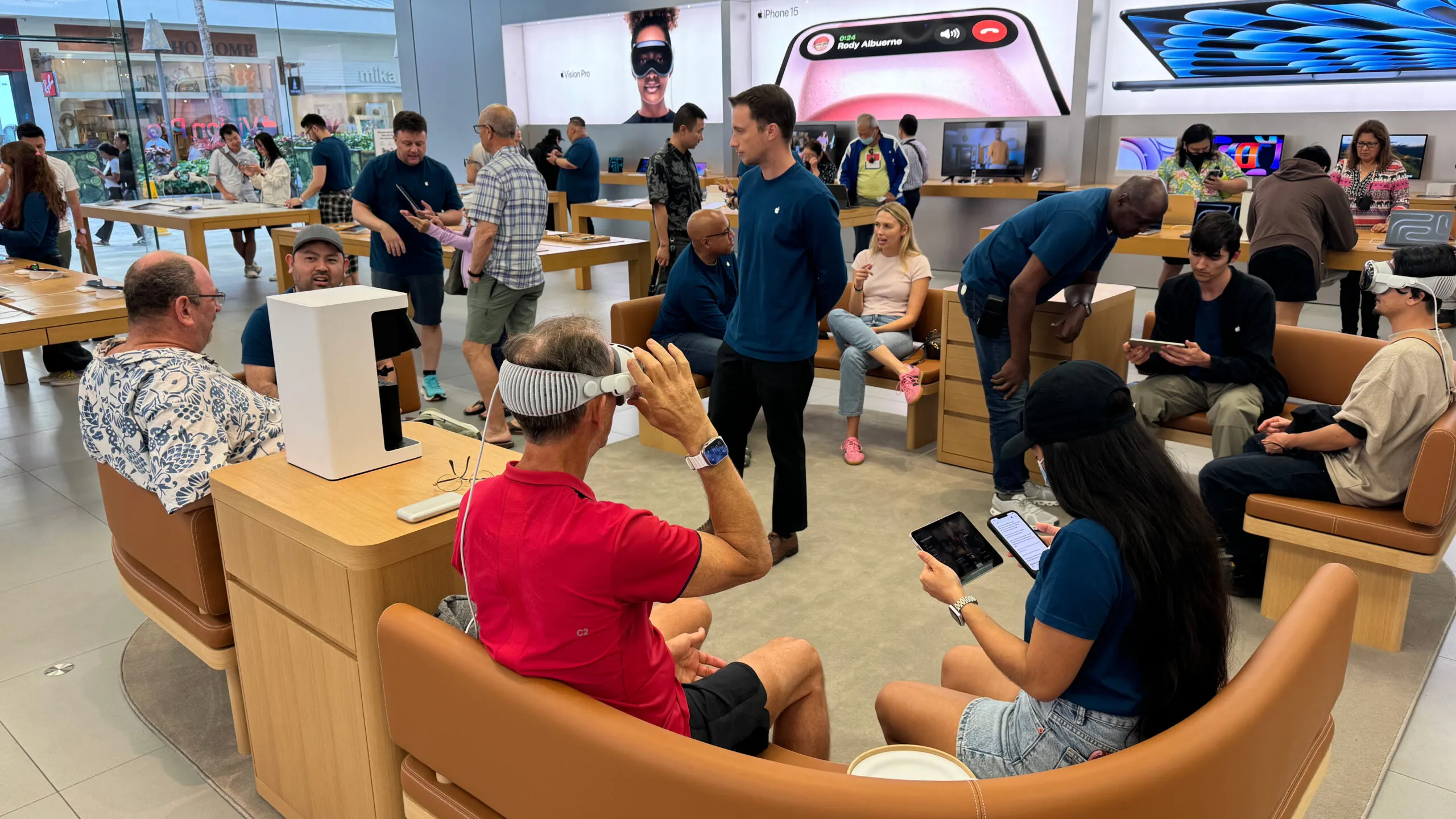 Área de demostración de Apple Vision Pro en la tienda de Apple en Ala Moana Center en Honolulu.