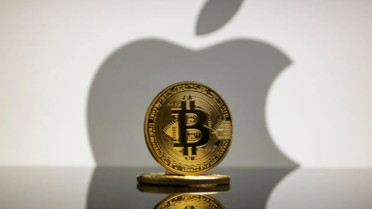 Apple and Bitcoin. Image: Shutterstock