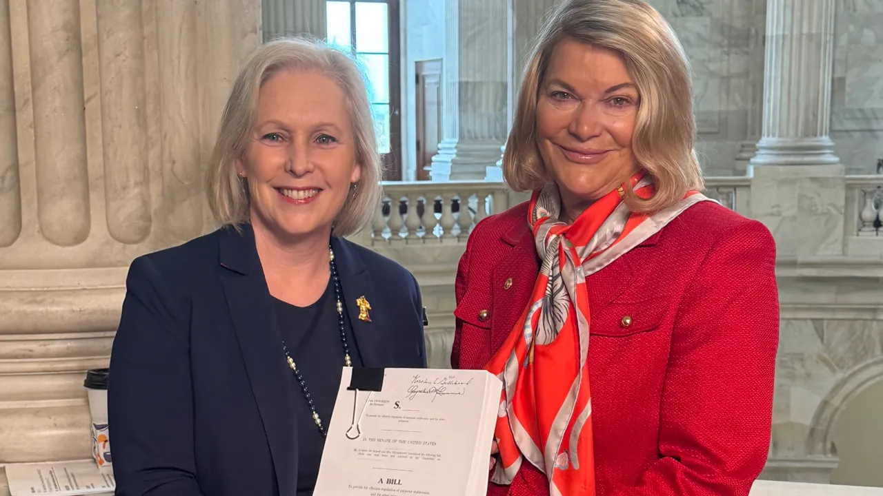 Senators Kirsten Gillibrand (D-NY) and Cynthia Lummis (R-WY) with their stablecoin bill. Image: Senator Lummis via Twitter