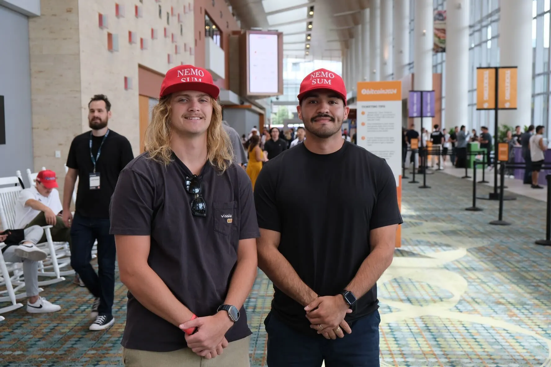 Nico (izquierda) y Sergio (derecha) fans de Trump en Bitcoin 2024. Foto: André Beganski/Decrypt