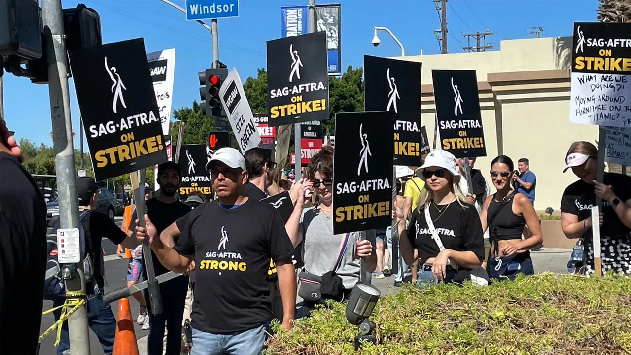 SAG-AFTRA members on strike in July 2023. Image: Jason Nelson/Decrypt