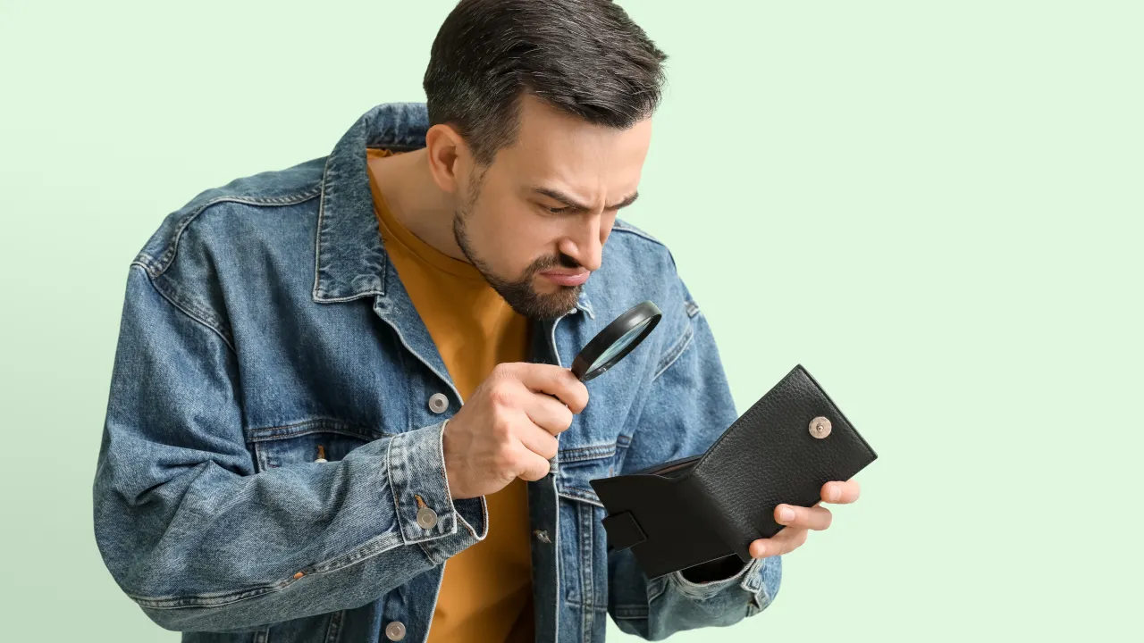 Examining a wallet. Image: Shutterstock