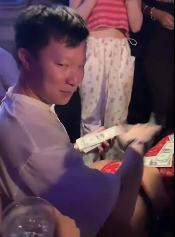 Su Zhu throwing cash on a stripper