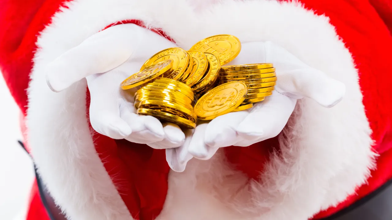 Santa brings Bitcoin. Image: Shutterstock