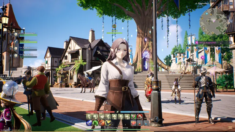 Captura de pantalla de GSU que muestra un personaje elfo moreno parado en la plaza del pueblo con arquitectura europea de estilo Tudor en el fondo. Otros jugadores están parados en el fondo.