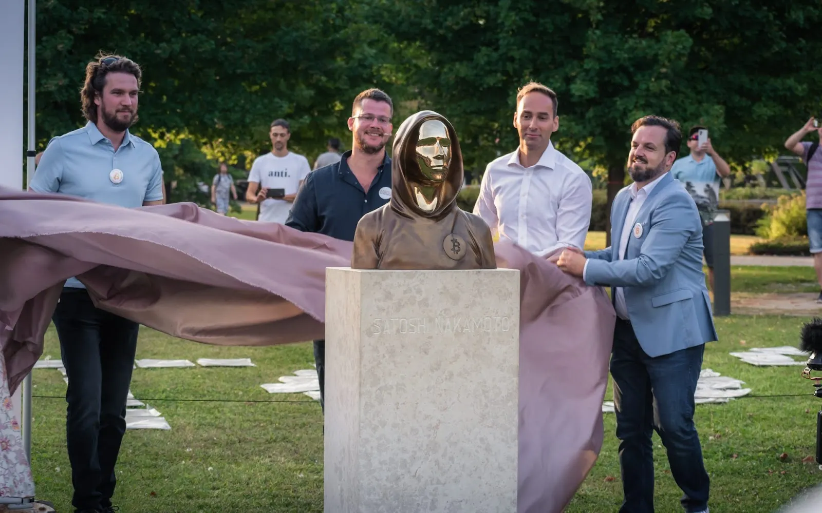 estatua de satoshi en budapest hungary