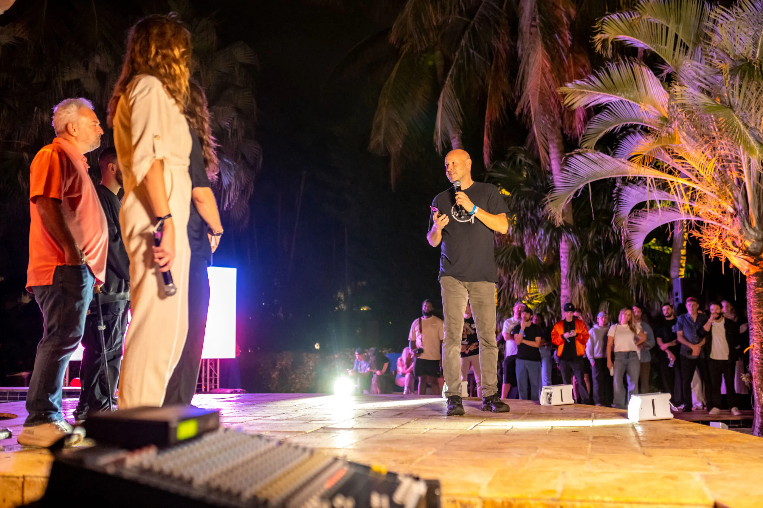 El cofundador de Ethereum, Joe Lubin, se dirige a las masas en RHAUS en Miami. Foto: Rug Radio