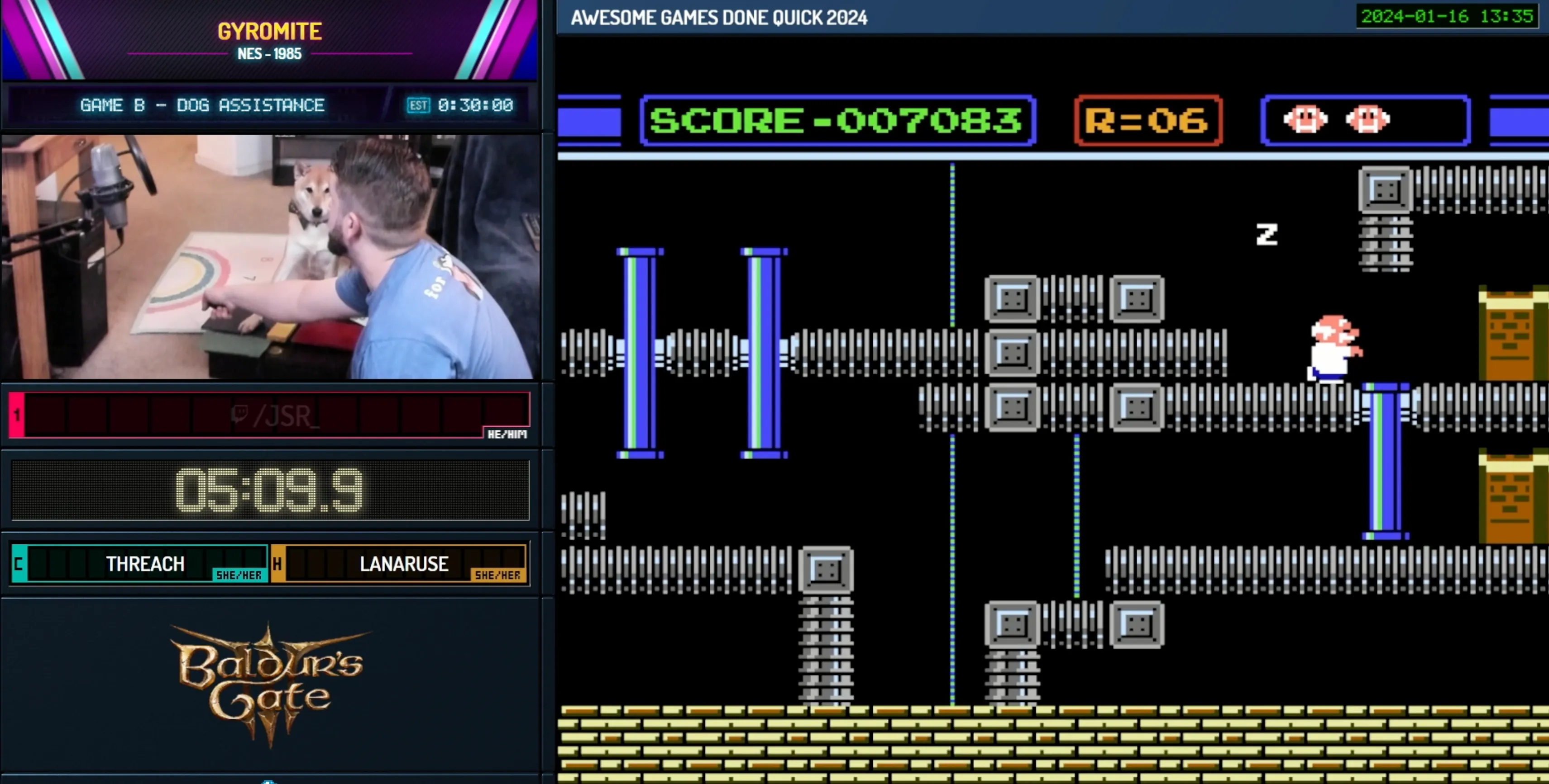 Captura de pantalla de una transmisión en Twitch que muestra un juego de Gyromite junto a un video en vivo de un shiba inu presionando una pata sobre un gran botón azul con su dueño señalando ese botón.